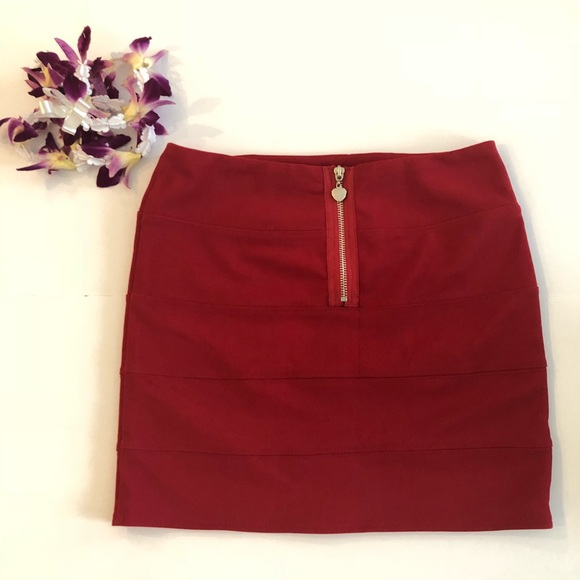 Beautiful red mini skirt with pleats - Picture 2 of 6